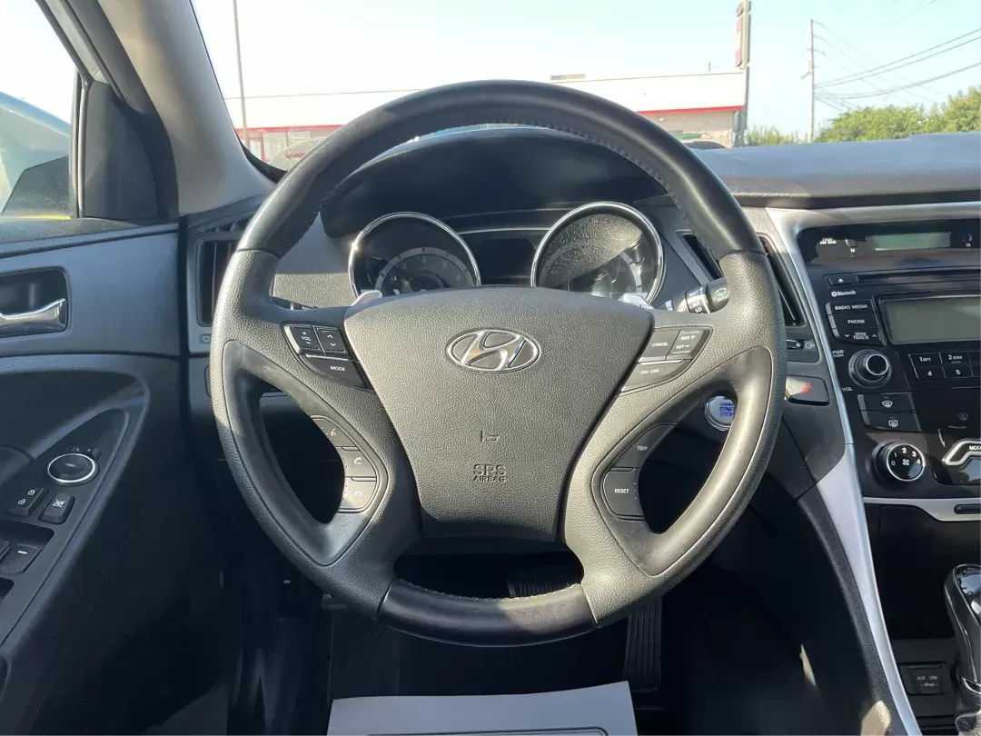 2013 Hyundai Sonata SE (5NPEC4AC8DH) with an 2.4L I-4 gasoline direct injection engine, located at 880 E. National Road, Vandalia, OH, 45377, (937) 908-9800, 39.891918, -84.183594 - Photo#15