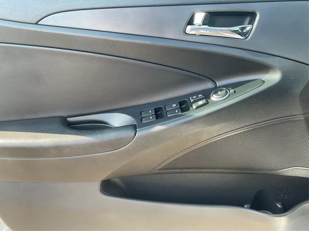2013 Hyundai Sonata SE (5NPEC4AC8DH) with an 2.4L I-4 gasoline direct injection engine, located at 880 E. National Road, Vandalia, OH, 45377, (937) 908-9800, 39.891918, -84.183594 - Photo#17