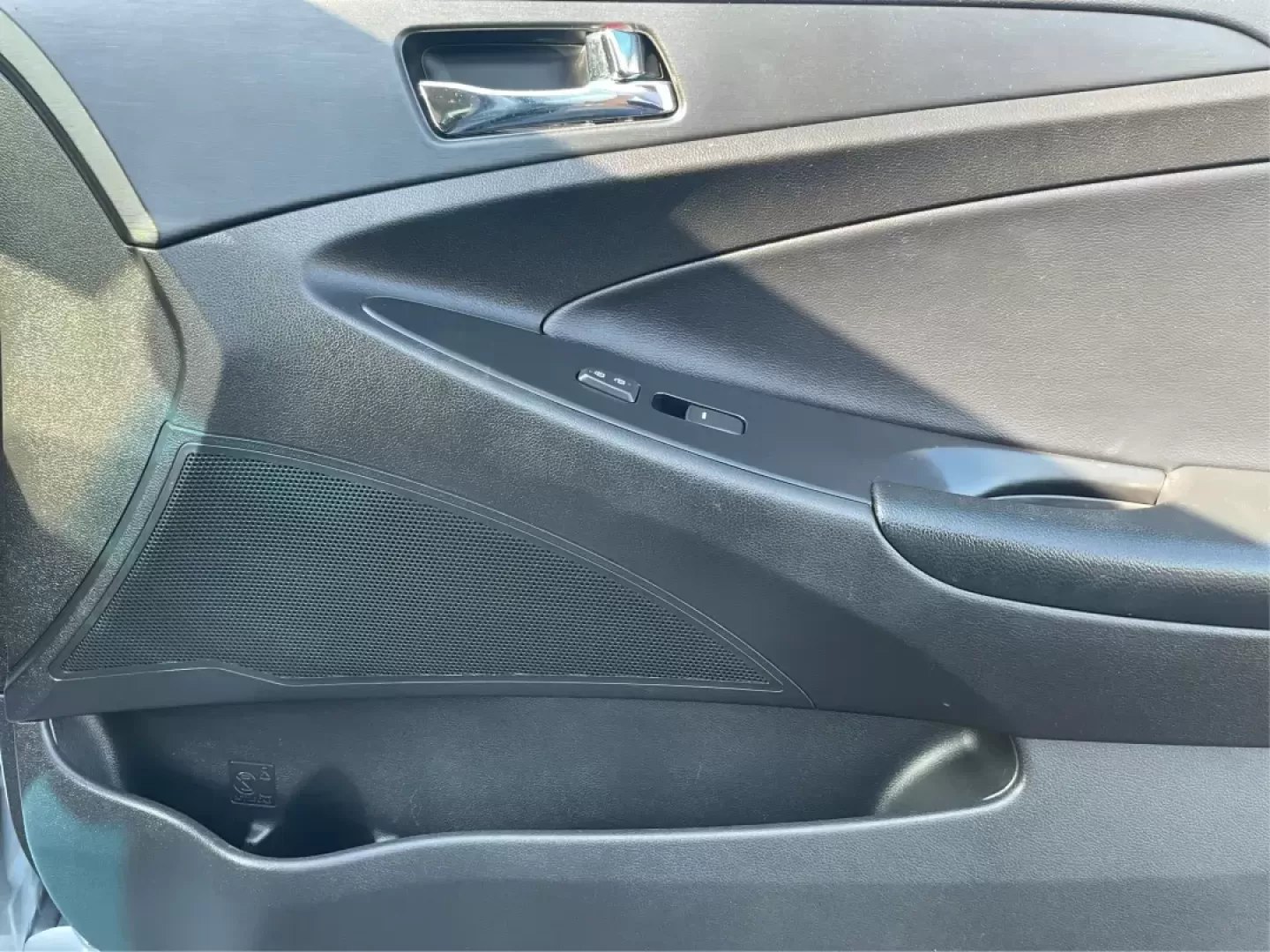 2013 Hyundai Sonata SE (5NPEC4AC8DH) with an 2.4L I-4 gasoline direct injection engine, located at 880 E. National Road, Vandalia, OH, 45377, (937) 908-9800, 39.891918, -84.183594 - Photo#18