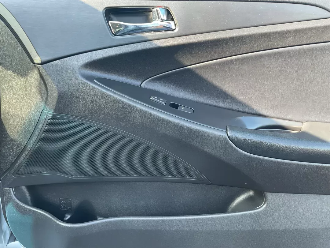 2013 Hyundai Sonata SE (5NPEC4AC8DH) with an 2.4L I-4 gasoline direct injection engine, located at 880 E. National Road, Vandalia, OH, 45377, (937) 908-9800, 39.891918, -84.183594 - Photo#18