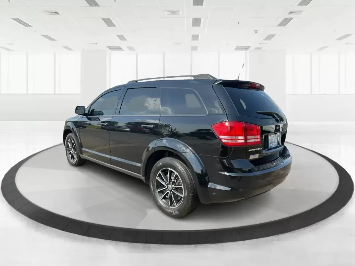 2018 Dodge Journey SE (3C4PDCAB0JT) with an Tigershark MultiAir 2.4L I-4 DOHC engine, located at 1951 S Dayton Lakeview Rd., New Carlisle, OH, 45344, (937) 908-9800, 39.890999, -84.050255 - **Explore Endless Adventures with the 2018 Dodge Journey SE Your Ideal Companion for Family Outings and Weekend Getaways!**<br /> <br /> Are you searching for a versatile SUV that meets all your family's needs while also being budget-friendly? Look no further than the 2018 Dodge Journey SE, now ava - Photo#3