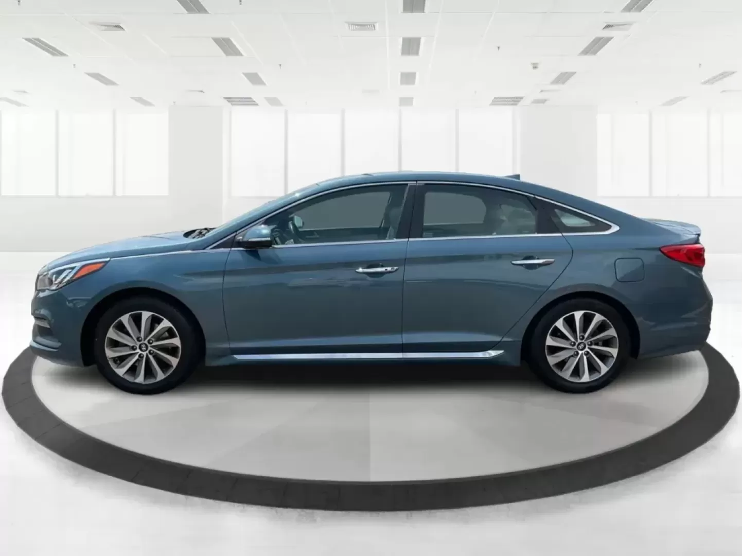 2015 Hyundai Sonata Sport (5NPE34AF2FH) with an 2.4L I-4 gasoline direct injection engine, located at 401 Woodman Dr, Riverside, OH, 45431, (937) 908-9800, 39.760899, -84.123421 - **Experience Unmatched Comfort and Style with Our 2015 Hyundai Sonata Sport Perfect for Your Daily Adventures!**<br /> <br /> Are you searching for a reliable vehicle that seamlessly blends style, comfort, and technology to enhance your daily commute or weekend getaways? Look no further! At **Advan - Photo#5