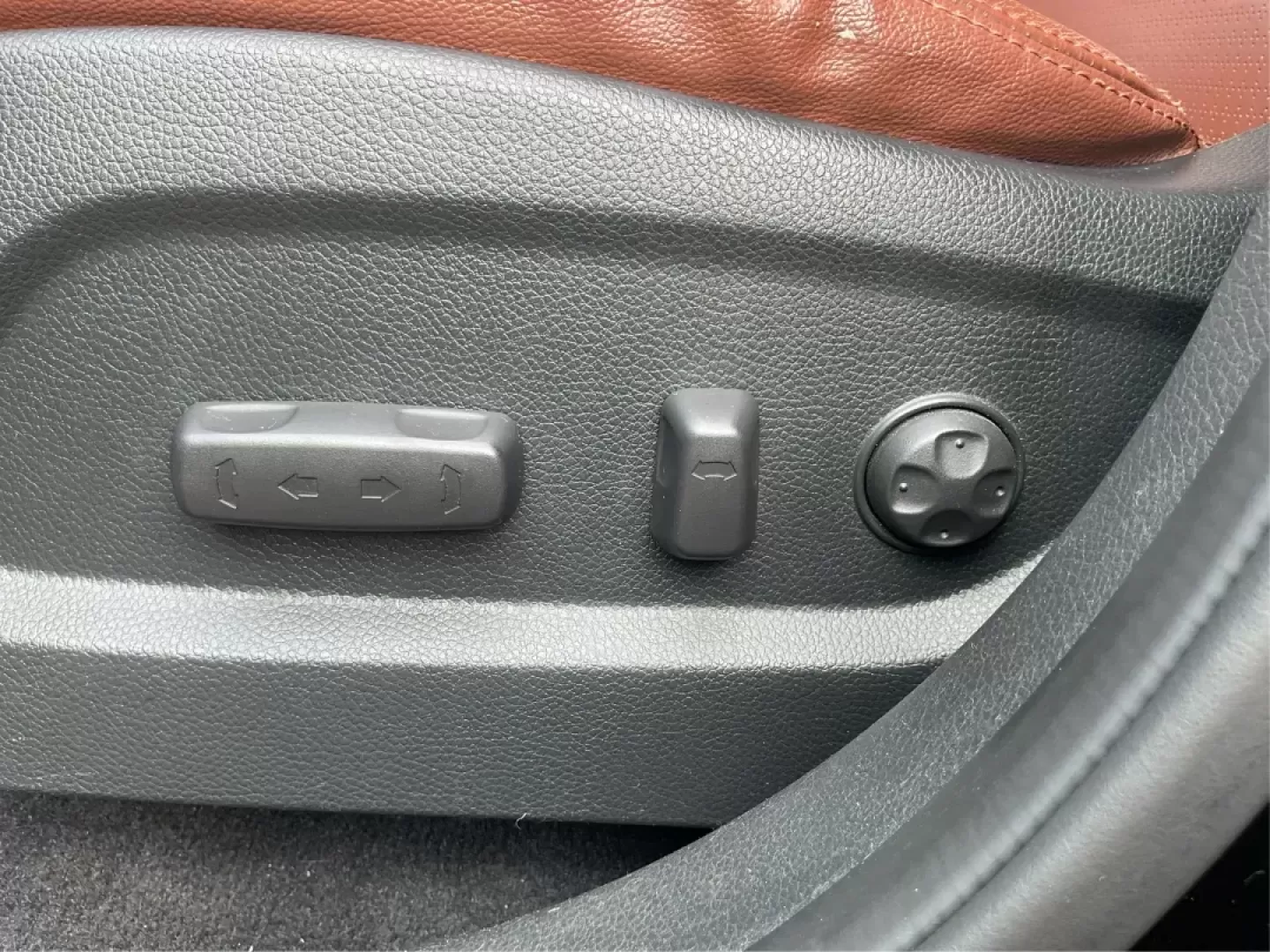 2013 Hyundai Santa Fe Limited (KM8SRDHF5DU) with an Lambda II 3.3L V-6 gasoline direct injection engine, located at 1099 N County Rd 25A, Troy, OH, 45373, (937) 908-9800, 40.057079, -84.212883 - Photo#16