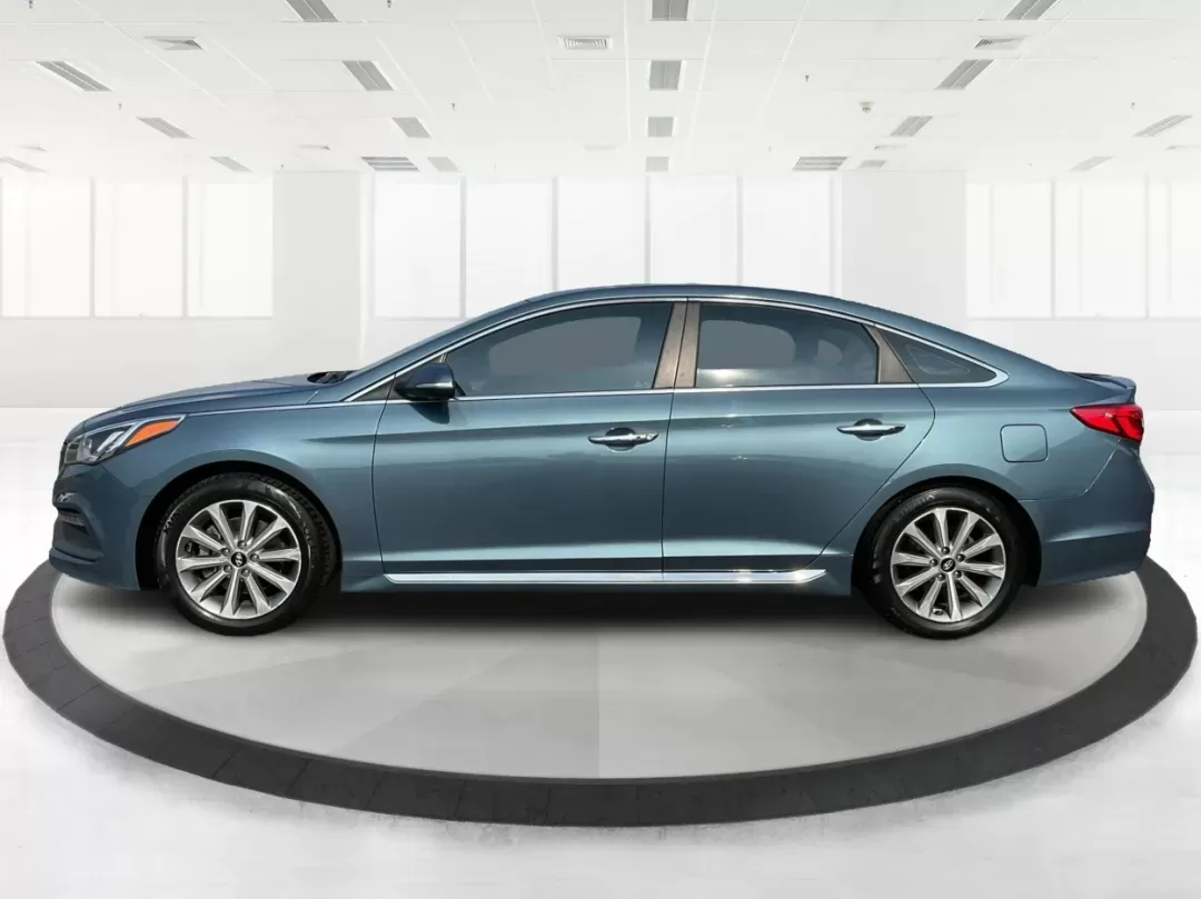 2017 Hyundai Sonata Limited (5NPE34AF4HH) with an 2.4L I-4 gasoline direct injection engine, located at 1099 N County Rd 25A , Troy, OH, 45373, (937) 908-9800, 40.057079, -84.212883 - ### Discover Your Ideal Sedan for Every Adventure: 2017 Hyundai Sonata Limited at Advantage Car and Credit<br /> <br /> Are you in search of a reliable vehicle that seamlessly fits into your busy lifestyle? Whether you're commuting to work, running errands, or planning a weekend getaway, the **2017 - Photo#5