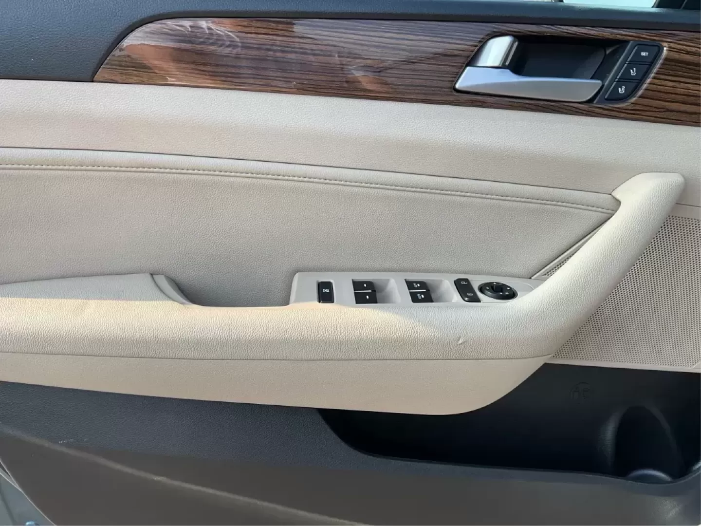 2017 Hyundai Sonata Limited (5NPE34AF4HH) with an 2.4L I-4 gasoline direct injection engine, located at 1099 N County Rd 25A, Troy, OH, 45373, (937) 908-9800, 40.057079, -84.212883 - Photo#17