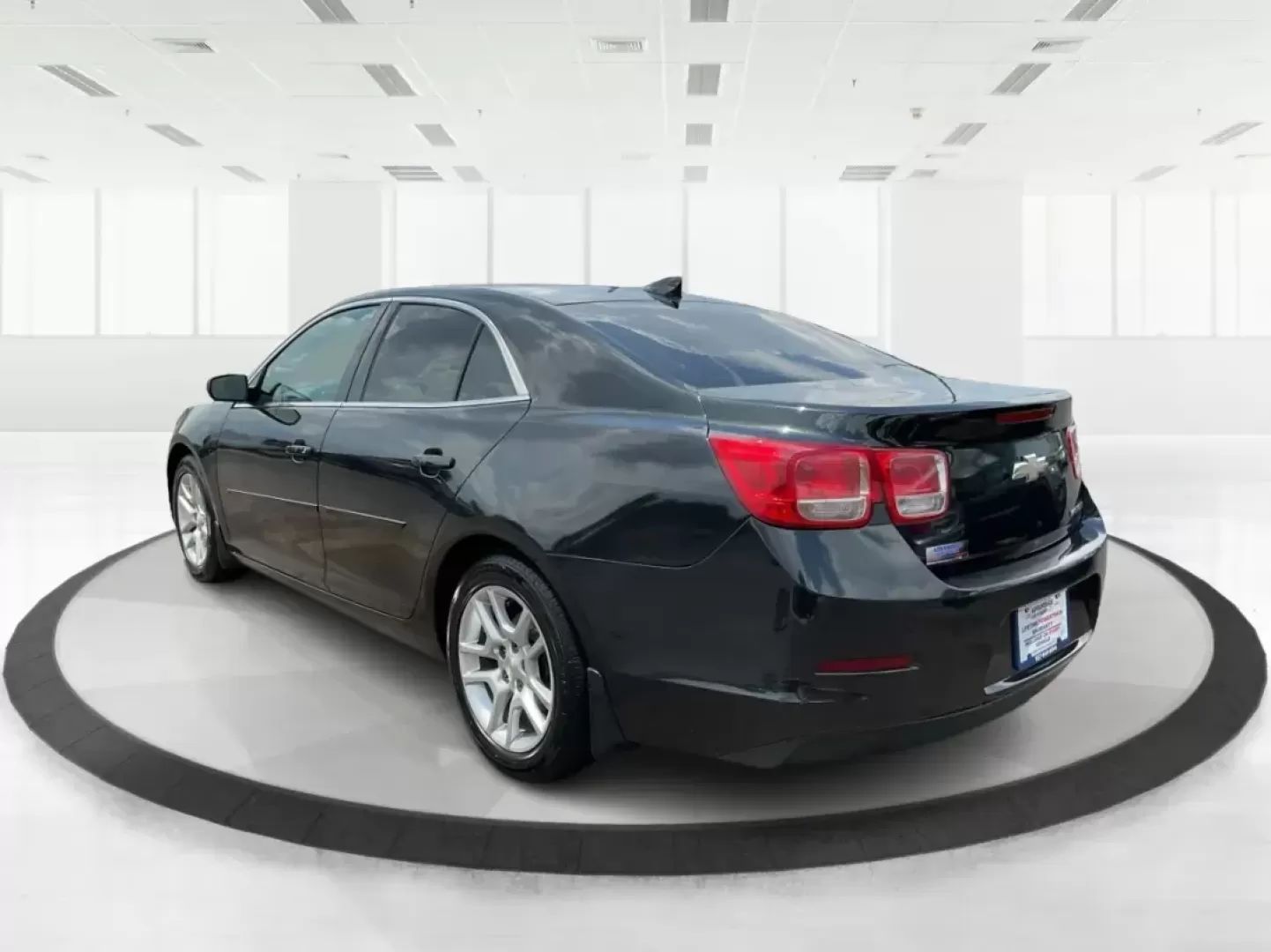 2015 Chevrolet Malibu 1LT (1G11C5SL6FF) with an ECOTEC 2.5L I-4 gasoline direct injection engine, located at 4508 South Dixie Dr, Moraine, OH, 45439, (937) 908-9800, 39.689976, -84.218452 - Photo#4