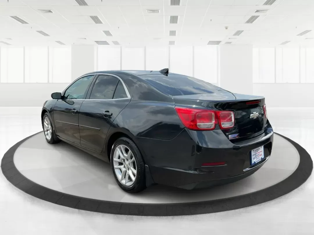 2015 Chevrolet Malibu 1LT (1G11C5SL6FF) with an ECOTEC 2.5L I-4 gasoline direct injection engine, located at 4508 South Dixie Dr, Moraine, OH, 45439, (937) 908-9800, 39.689976, -84.218452 - **Discover Your Perfect Ride: 2015 Chevrolet Malibu 1LT at Advantage Car and Credit in Fairborn, OH!**<br /> <br /> Are you on the hunt for a dependable sedan that balances style, comfort, and efficiency? Look no further than this 2015 Chevrolet Malibu 1LT, ideal for commuters, growing families, or - Photo#4