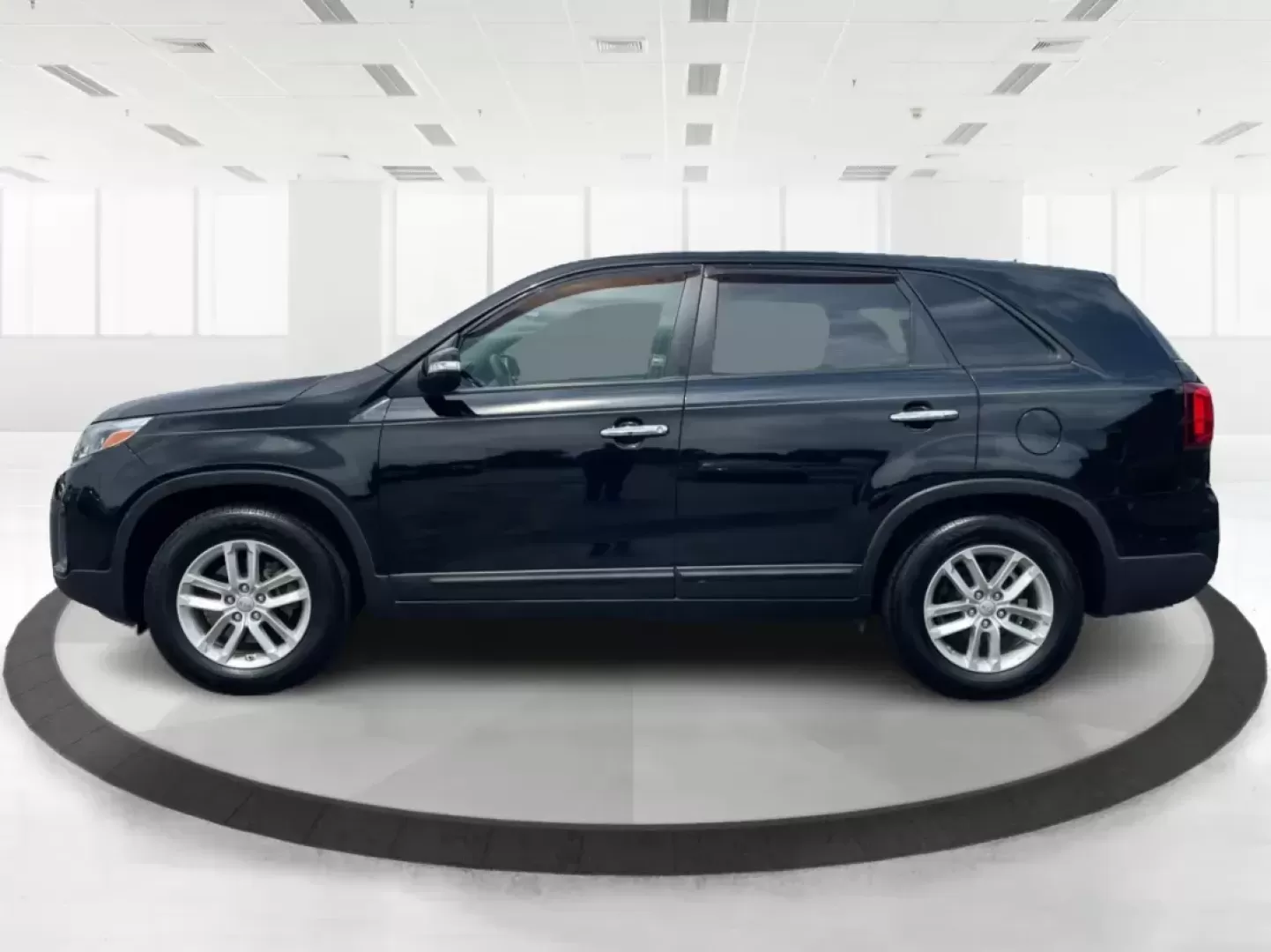 2015 Kia Sorento LX (5XYKT3A60FG) with an 2.4L I-4 gasoline direct injection engine, located at 880 E. National Road, Vandalia, OH, 45377, (937) 908-9800, 39.891918, -84.183594 - Photo#5