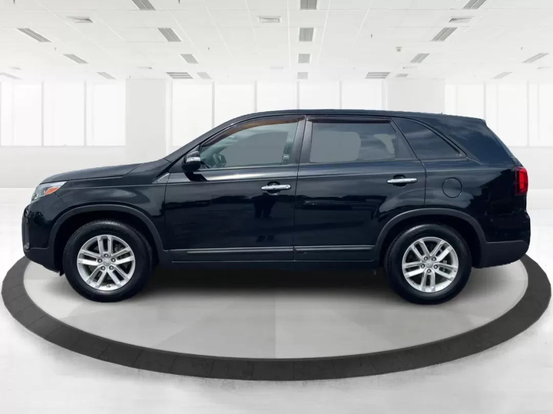 2015 Kia Sorento LX (5XYKT3A60FG) with an 2.4L I-4 gasoline direct injection engine, located at 880 E. National Road, Vandalia, OH, 45377, (937) 908-9800, 39.891918, -84.183594 - **Discover the 2015 Kia Sorento LX: Your Family Adventure Awaits!**<br /> <br /> Are you looking for the perfect vehicle to accommodate your growing family while ensuring comfort and safety? Look no further than the 2015 Kia Sorento LX! This versatile SUV offers the ideal blend of space, functionali - Photo#5