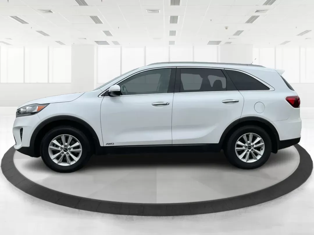 2020 Kia Sorento 2.4L LX (5XYPGDA38LG) with an 2.4L I-4 gasoline direct injection engine, located at 4508 South Dixie Dr, Moraine, OH, 45439, (937) 908-9800, 39.689976, -84.218452 - **Discover Your Next Adventure with the 2020 Kia Sorento at Advantage Car and Credit!**<br /> <br /> Are you ready to elevate your family outings or embark on thrilling weekend adventures? Look no further than this stunning 2020 Kia Sorento, now available at **Advantage Car and Credit** in Fairborn, - Photo#4