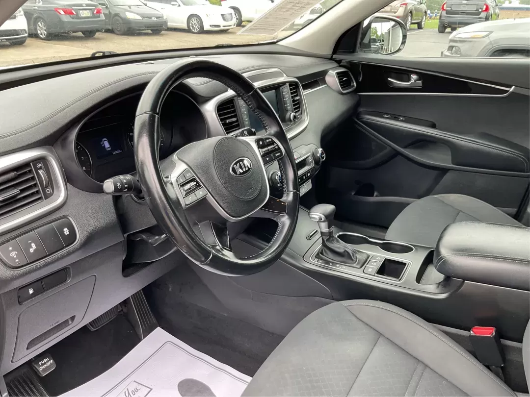 2020 Kia Sorento 2.4L LX (5XYPGDA38LG) with an 2.4L I-4 gasoline direct injection engine, located at 4508 South Dixie Dr, Moraine, OH, 45439, (937) 908-9800, 39.689976, -84.218452 - **Discover Your Next Adventure with the 2020 Kia Sorento at Advantage Car and Credit!**<br /> <br /> Are you ready to elevate your family outings or embark on thrilling weekend adventures? Look no further than this stunning 2020 Kia Sorento, now available at **Advantage Car and Credit** in Fairborn, - Photo#7