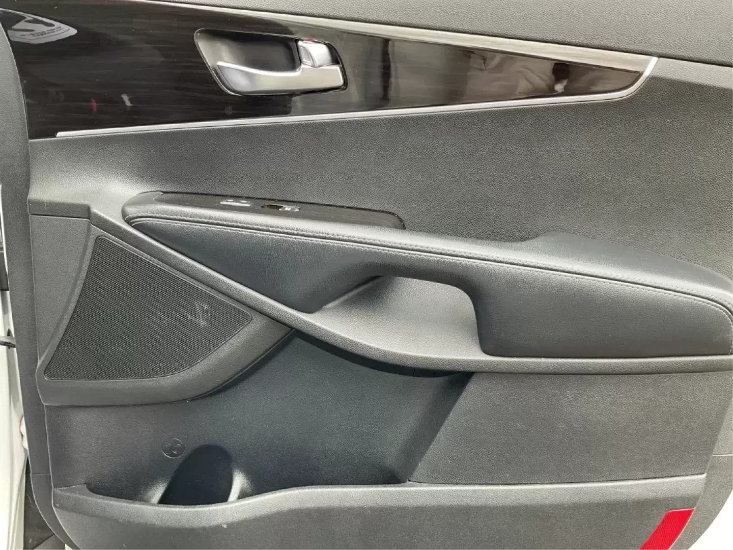 2020 Kia Sorento 2.4L LX (5XYPGDA38LG) with an 2.4L I-4 gasoline direct injection engine, located at 4508 South Dixie Dr, Moraine, OH, 45439, (937) 908-9800, 39.689976, -84.218452 - **Discover Your Next Adventure with the 2020 Kia Sorento at Advantage Car and Credit!**<br /> <br /> Are you ready to elevate your family outings or embark on thrilling weekend adventures? Look no further than this stunning 2020 Kia Sorento, now available at **Advantage Car and Credit** in Fairborn, - Photo#17
