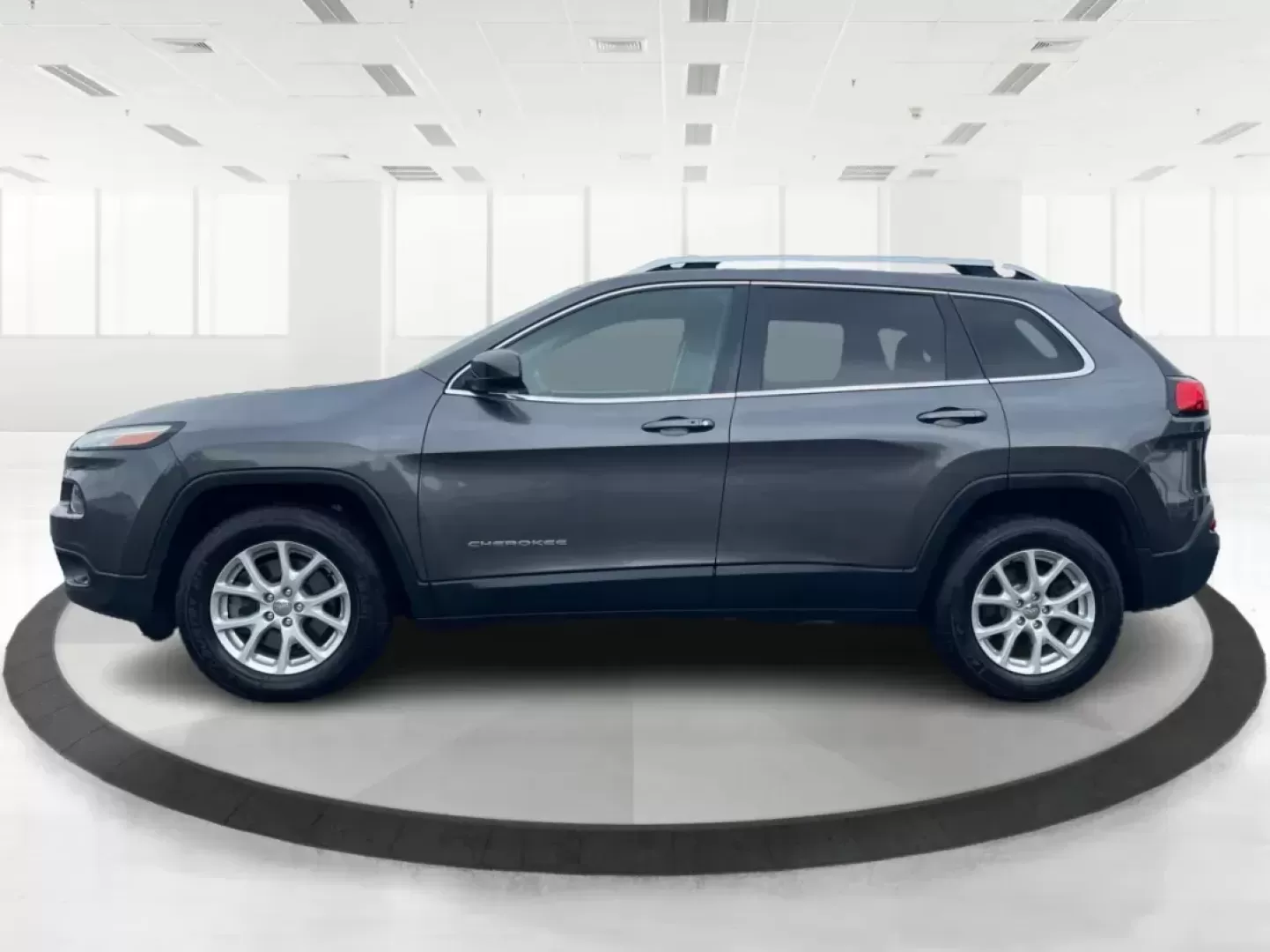 2014 Jeep Cherokee Latitude (1C4PJMCS3EW) with an Other engine, located at 1230 East Main St, Xenia, OH, 45385, (937) 908-9800, 39.688026, -83.910172 - Photo#5
