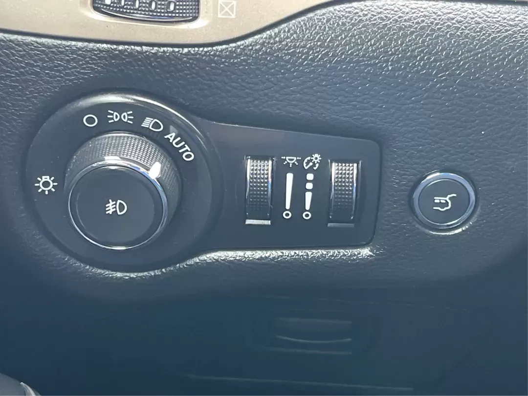 2014 Jeep Cherokee Latitude (1C4PJMCS3EW) with an Other engine, located at 1230 East Main St, Xenia, OH, 45385, (937) 908-9800, 39.688026, -83.910172 - Photo#15
