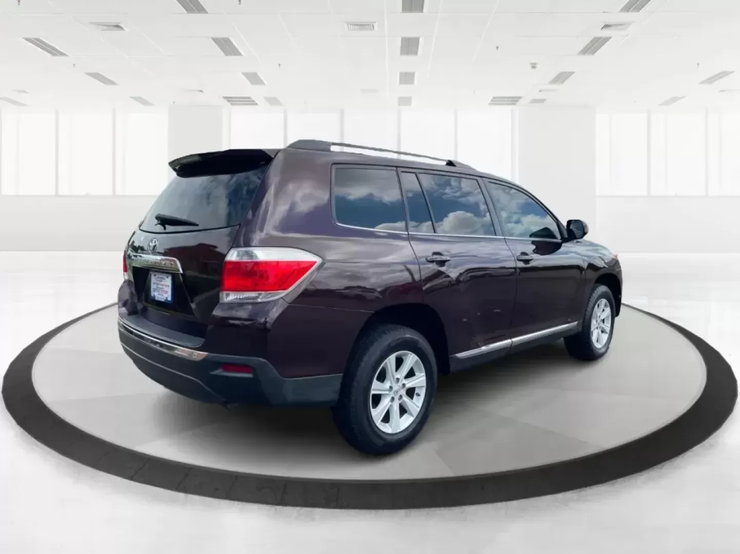 2013 Toyota Highlander SE V6 (5TDZK3EH9DS) with an 3.5L V-6 DOHC engine, located at 4508 South Dixie Dr, Moraine, OH, 45439, (937) 908-9800, 39.689976, -84.218452 - Photo#2