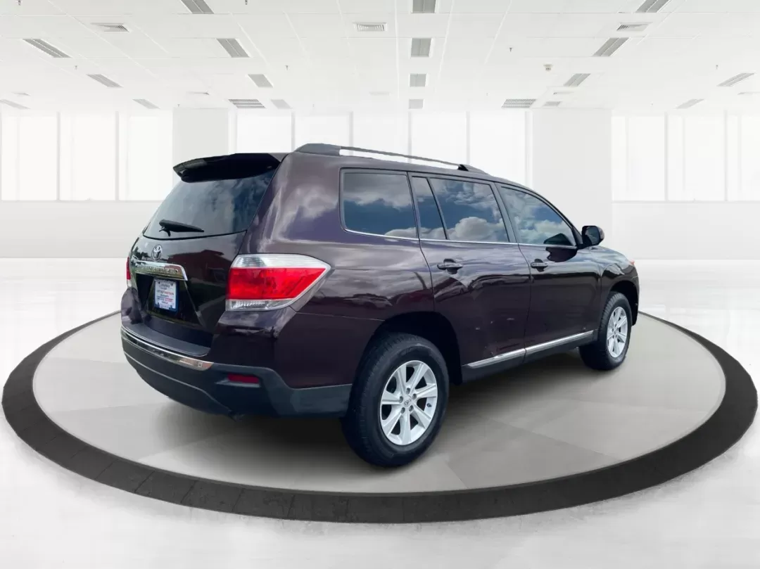 2013 Toyota Highlander SE V6 (5TDZK3EH9DS) with an 3.5L V-6 DOHC engine, located at 4508 South Dixie Dr, Moraine, OH, 45439, (937) 908-9800, 39.689976, -84.218452 - **Adventure Awaits with the 2013 Toyota Highlander SE V6 Perfect for Family Getaways and Daily Drives!**<br /> <br /> Are you ready to embrace a lifestyle of exploration and comfort? The 2013 Toyota Highlander SE V6 is your ticket to memorable family outings and enjoyable commutes alike. With its s - Photo#2