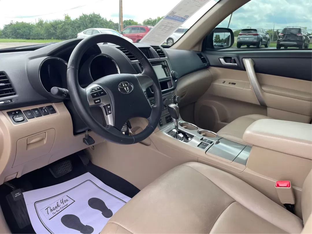 2013 Toyota Highlander SE V6 (5TDZK3EH9DS) with an 3.5L V-6 DOHC engine, located at 4508 South Dixie Dr, Moraine, OH, 45439, (937) 908-9800, 39.689976, -84.218452 - **Adventure Awaits with the 2013 Toyota Highlander SE V6 Perfect for Family Getaways and Daily Drives!**<br /> <br /> Are you ready to embrace a lifestyle of exploration and comfort? The 2013 Toyota Highlander SE V6 is your ticket to memorable family outings and enjoyable commutes alike. With its s - Photo#8