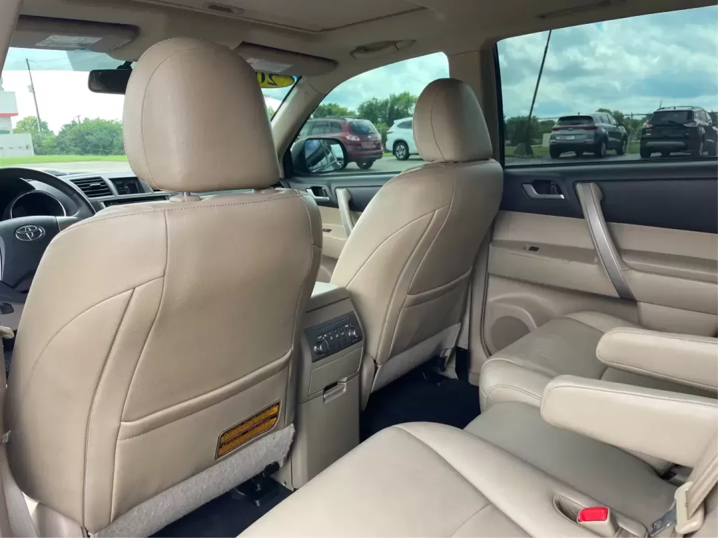 2013 Toyota Highlander SE V6 (5TDZK3EH9DS) with an 3.5L V-6 DOHC engine, located at 4508 South Dixie Dr, Moraine, OH, 45439, (937) 908-9800, 39.689976, -84.218452 - Photo#9