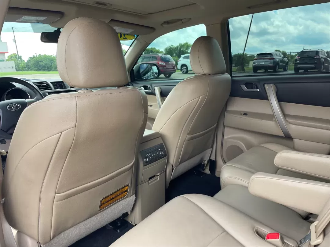 2013 Toyota Highlander SE V6 (5TDZK3EH9DS) with an 3.5L V-6 DOHC engine, located at 4508 South Dixie Dr, Moraine, OH, 45439, (937) 908-9800, 39.689976, -84.218452 - **Adventure Awaits with the 2013 Toyota Highlander SE V6 Perfect for Family Getaways and Daily Drives!**<br /> <br /> Are you ready to embrace a lifestyle of exploration and comfort? The 2013 Toyota Highlander SE V6 is your ticket to memorable family outings and enjoyable commutes alike. With its s - Photo#9