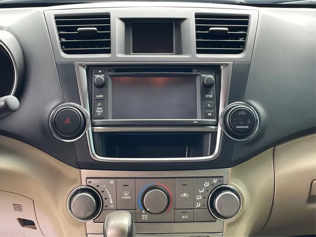 2013 Toyota Highlander SE V6 (5TDZK3EH9DS) with an 3.5L V-6 DOHC engine, located at 4508 South Dixie Dr, Moraine, OH, 45439, (937) 908-9800, 39.689976, -84.218452 - **Adventure Awaits with the 2013 Toyota Highlander SE V6 Perfect for Family Getaways and Daily Drives!**<br /> <br /> Are you ready to embrace a lifestyle of exploration and comfort? The 2013 Toyota Highlander SE V6 is your ticket to memorable family outings and enjoyable commutes alike. With its s - Photo#12