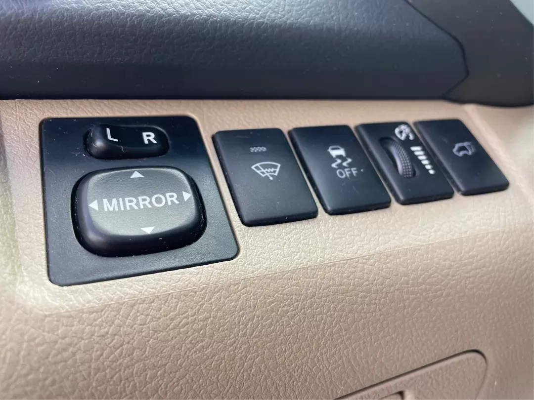 2013 Toyota Highlander SE V6 (5TDZK3EH9DS) with an 3.5L V-6 DOHC engine, located at 4508 South Dixie Dr, Moraine, OH, 45439, (937) 908-9800, 39.689976, -84.218452 - **Adventure Awaits with the 2013 Toyota Highlander SE V6 Perfect for Family Getaways and Daily Drives!**<br /> <br /> Are you ready to embrace a lifestyle of exploration and comfort? The 2013 Toyota Highlander SE V6 is your ticket to memorable family outings and enjoyable commutes alike. With its s - Photo#16