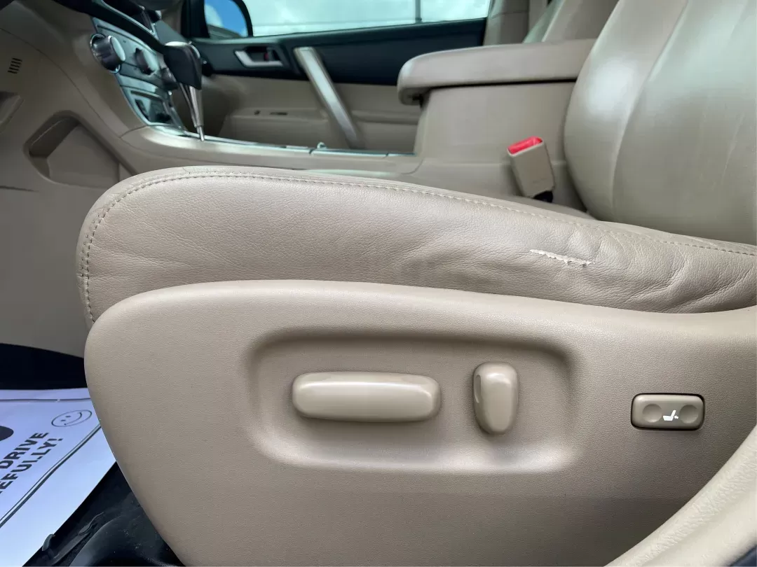 2013 Toyota Highlander SE V6 (5TDZK3EH9DS) with an 3.5L V-6 DOHC engine, located at 4508 South Dixie Dr, Moraine, OH, 45439, (937) 908-9800, 39.689976, -84.218452 - **Adventure Awaits with the 2013 Toyota Highlander SE V6 Perfect for Family Getaways and Daily Drives!**<br /> <br /> Are you ready to embrace a lifestyle of exploration and comfort? The 2013 Toyota Highlander SE V6 is your ticket to memorable family outings and enjoyable commutes alike. With its s - Photo#17