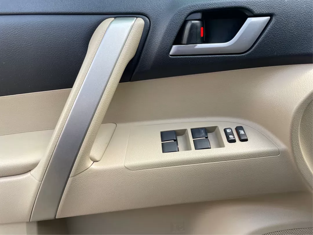 2013 Toyota Highlander SE V6 (5TDZK3EH9DS) with an 3.5L V-6 DOHC engine, located at 4508 South Dixie Dr, Moraine, OH, 45439, (937) 908-9800, 39.689976, -84.218452 - **Adventure Awaits with the 2013 Toyota Highlander SE V6 Perfect for Family Getaways and Daily Drives!**<br /> <br /> Are you ready to embrace a lifestyle of exploration and comfort? The 2013 Toyota Highlander SE V6 is your ticket to memorable family outings and enjoyable commutes alike. With its s - Photo#18