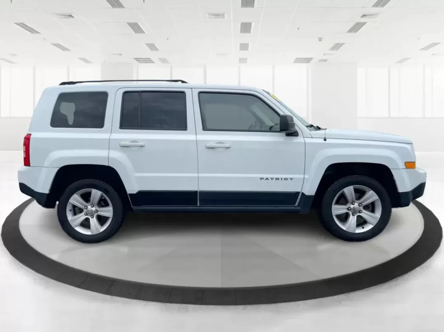 2015 Jeep Patriot Latitude (1C4NJRFB0FD) with an 2.4L I-4 DOHC engine, located at 4508 South Dixie Dr, Moraine, OH, 45439, (937) 908-9800, 39.689976, -84.218452 - Photo#1