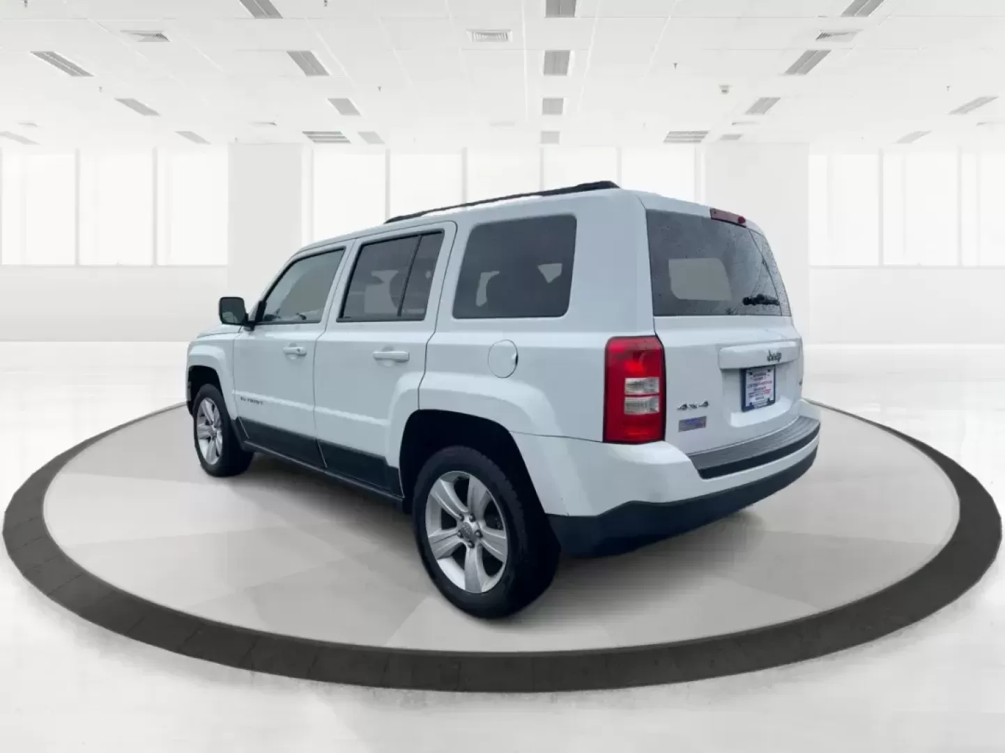 2015 Jeep Patriot Latitude (1C4NJRFB0FD) with an 2.4L I-4 DOHC engine, located at 4508 South Dixie Dr, Moraine, OH, 45439, (937) 908-9800, 39.689976, -84.218452 - Photo#4