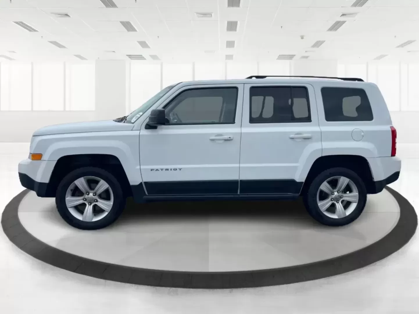 2015 Jeep Patriot Latitude (1C4NJRFB0FD) with an 2.4L I-4 DOHC engine, located at 4508 South Dixie Dr, Moraine, OH, 45439, (937) 908-9800, 39.689976, -84.218452 - Photo#5