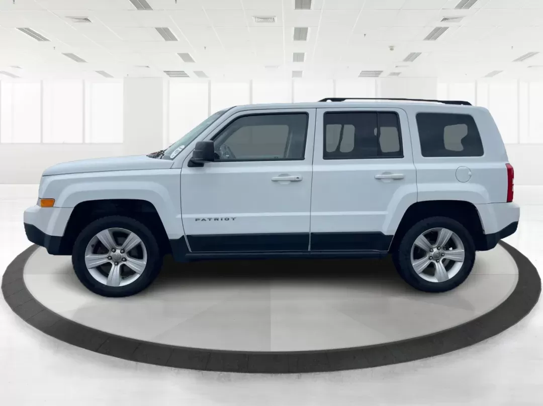 2015 Jeep Patriot Latitude (1C4NJRFB0FD) with an 2.4L I-4 DOHC engine, located at 4508 South Dixie Dr, Moraine, OH, 45439, (937) 908-9800, 39.689976, -84.218452 - Photo#5