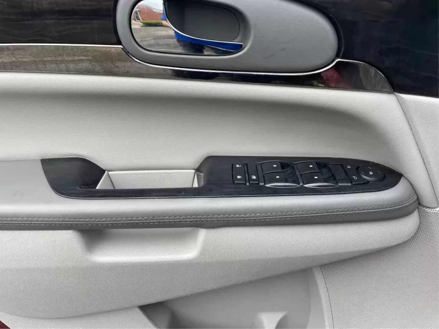 2015 Buick Enclave Convenience FWD (5GAKRAKD6FJ) with an 3.6L V6 DOHC 24V engine, 6-Speed Automatic Overdrive transmission, located at 8750 N County Rd 25A, Piqua, OH, 45356, (937) 908-9800, 40.164391, -84.232513 - Photo#18