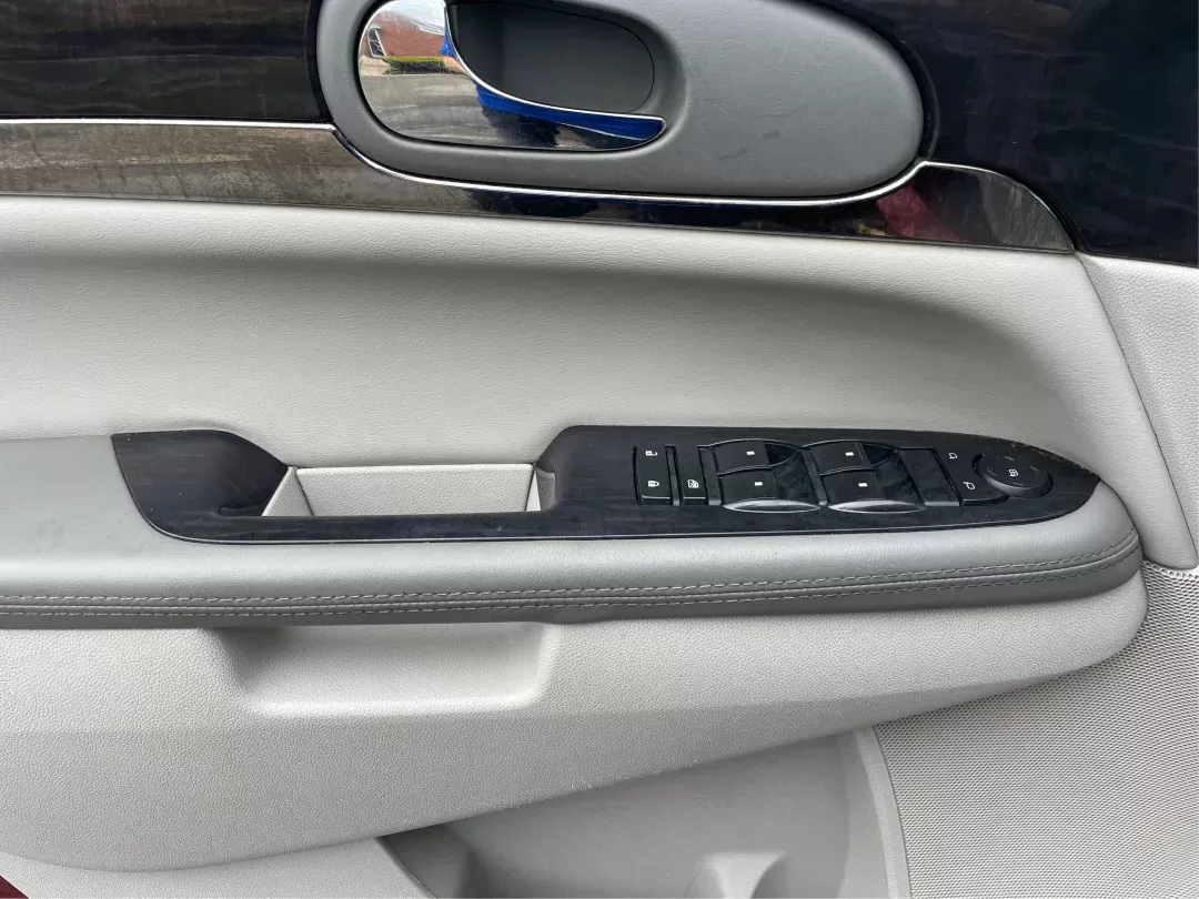 2015 Buick Enclave Convenience FWD (5GAKRAKD6FJ) with an 3.6L V6 DOHC 24V engine, 6-Speed Automatic Overdrive transmission, located at 8750 N County Rd 25A, Piqua, OH, 45356, (937) 908-9800, 40.164391, -84.232513 - Photo#18