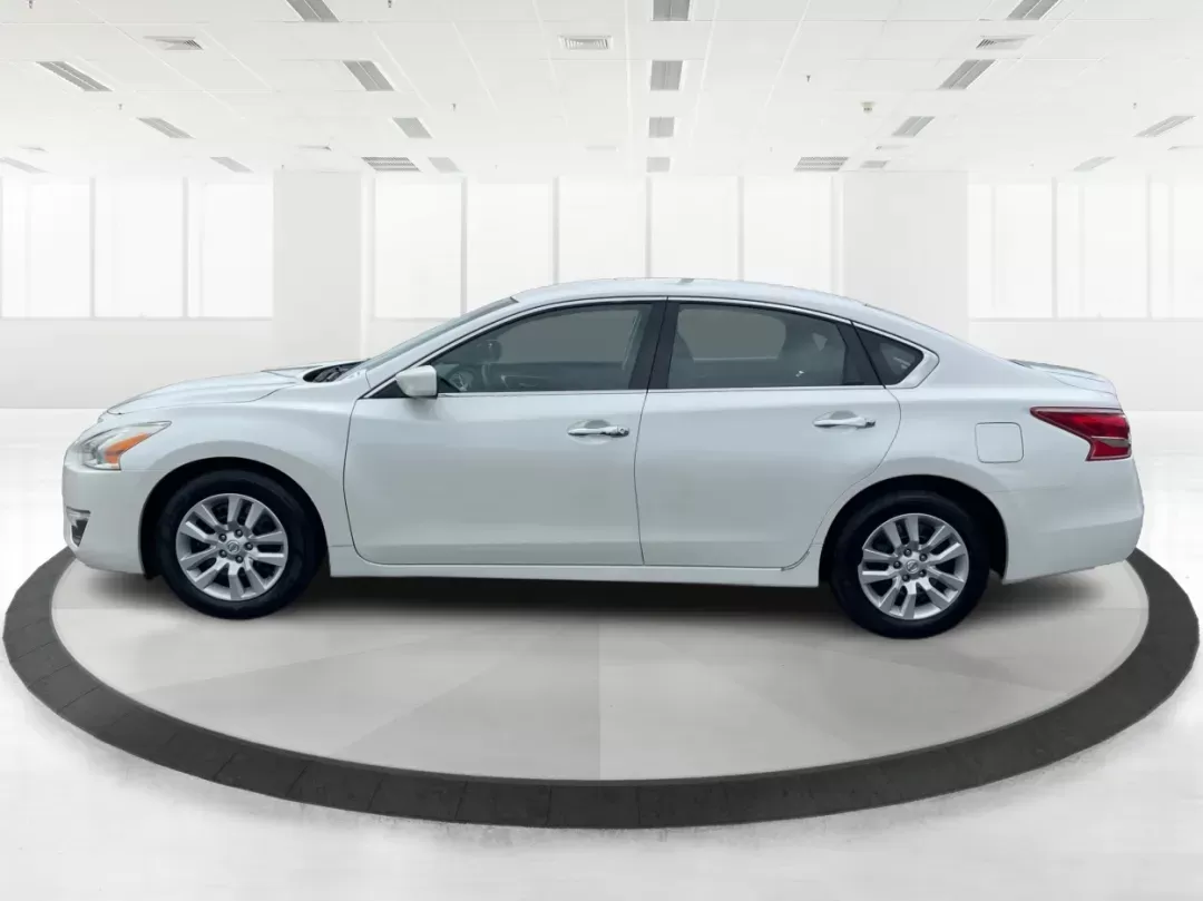 2013 Nissan Altima 2.5 S (1N4AL3APXDC) with an 2.5L I-4 DOHC engine, located at 401 Woodman Dr, Riverside, OH, 45431, (937) 908-9800, 39.760899, -84.123421 - **Discover Your Perfect Ride for Life's Adventures: 2013 Nissan Altima at Advantage Car and Credit!**<br /> <br /> Are you ready to enhance your daily commute or embark on exciting weekend getaways? The 2013 Nissan Altima is designed for those who appreciate a blend of comfort, technology, and effic - Photo#5
