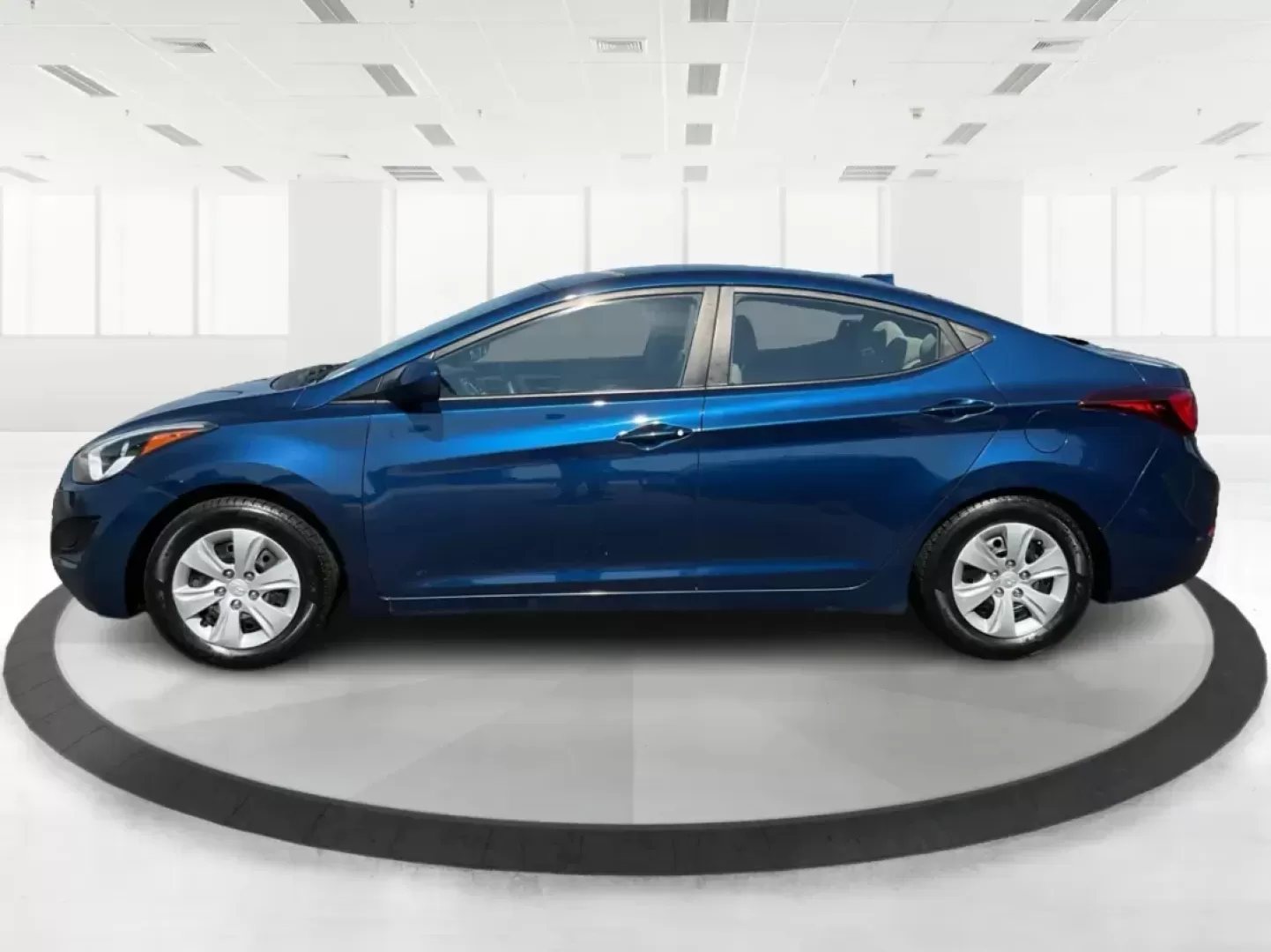 2016 Hyundai Elantra SE (5NPDH4AE5GH) with an Nu 1.8L I-4 DOHC engine, located at 1951 S Dayton Lakeview Rd., New Carlisle, OH, 45344, (937) 908-9800, 39.890999, -84.050255 - ### Discover Your Next Adventure with the 2016 Hyundai Elantra SE!<br /> <br /> Imagine hitting the open road in a stylish and reliable sedan that's perfect for both your daily commute and weekend getaways. At Advantage Car and Credit in Fairborn, OH, we're excited to introduce you to this stunning - Photo#5