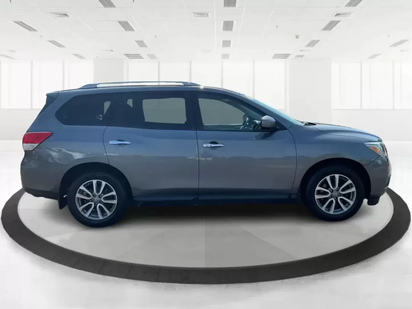 2015 Nissan Pathfinder S (5N1AR2MMXFC) with an 3.5L V-6 DOHC engine, located at 1184 Kauffman Ave, Fairborn, OH, 45324, (937) 908-9800, 39.807072, -84.030914 - **Unlock New Adventures with the 2015 Nissan Pathfinder at Advantage Car and Credit!**<br /> <br /> Are you ready to elevate your family road trips, weekend getaways, or daily commutes? The 2015 Nissan Pathfinder is not just a vehicle; it's your ticket to unforgettable experiences and seamless trave - Photo#1