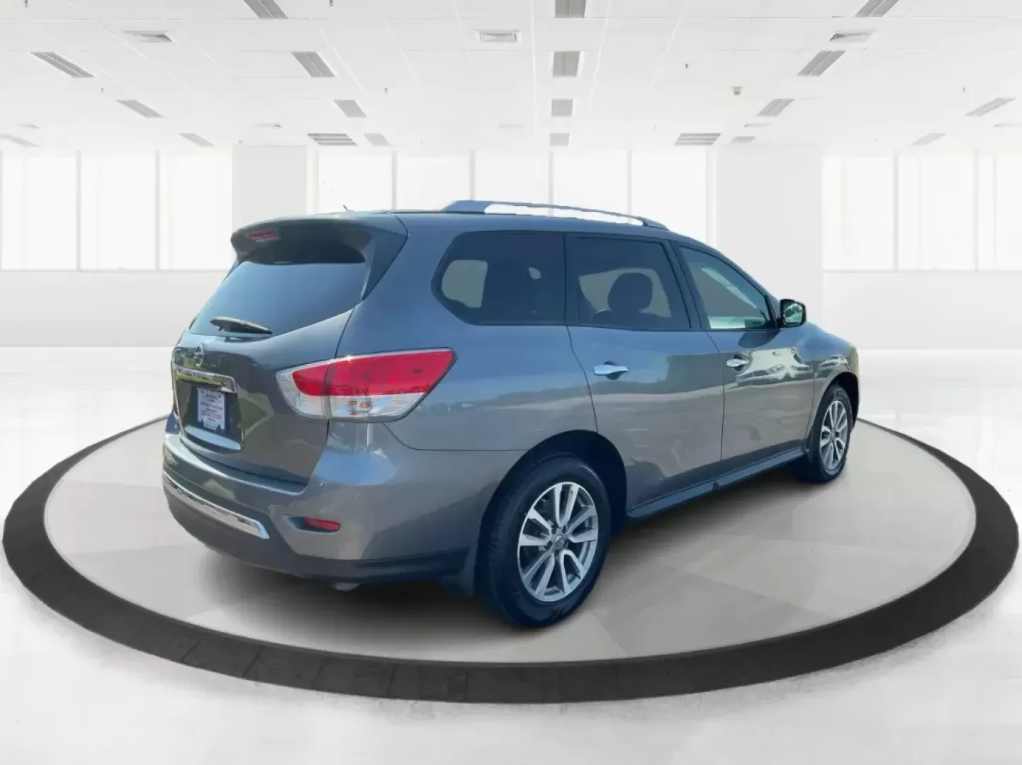 2015 Nissan Pathfinder S (5N1AR2MMXFC) with an 3.5L V-6 DOHC engine, located at 1184 Kauffman Ave, Fairborn, OH, 45324, (937) 908-9800, 39.807072, -84.030914 - **Unlock New Adventures with the 2015 Nissan Pathfinder at Advantage Car and Credit!**<br /> <br /> Are you ready to elevate your family road trips, weekend getaways, or daily commutes? The 2015 Nissan Pathfinder is not just a vehicle; it's your ticket to unforgettable experiences and seamless trave - Photo#2