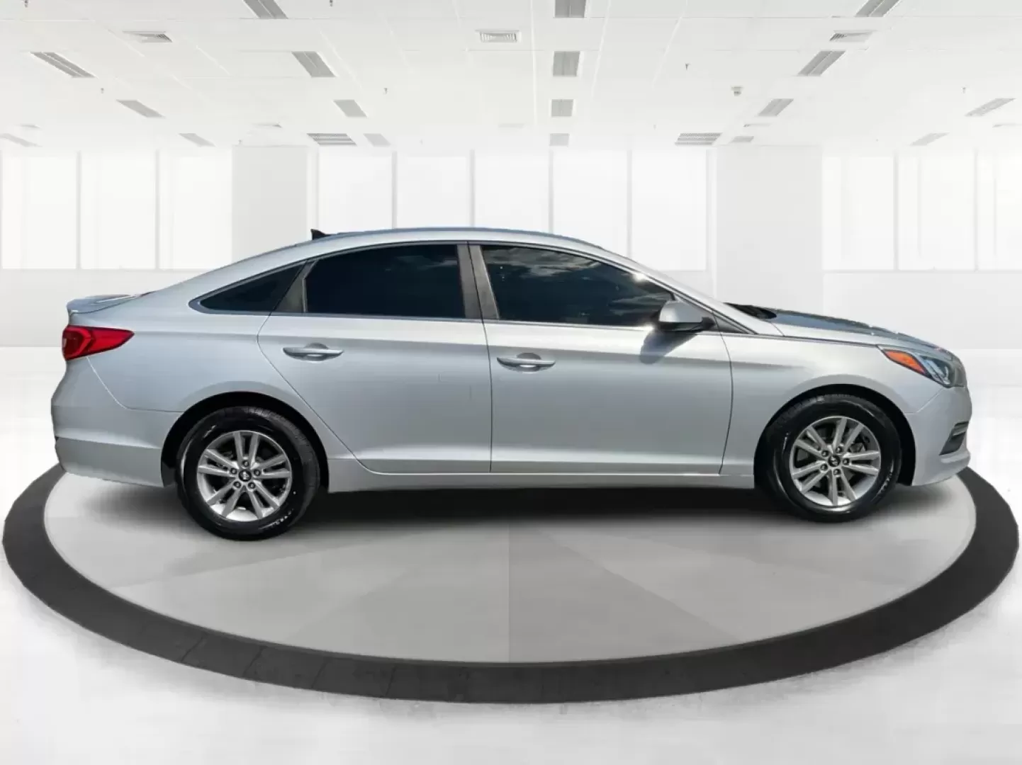 2015 Hyundai Sonata SE (5NPE24AF0FH) with an 2.4L I-4 gasoline direct injection engine, located at 8750 N County Rd 25A, Piqua, OH, 45356, (937) 908-9800, 40.164391, -84.232513 - **Discover Your Next Adventure with the 2015 Hyundai Sonata SE at Advantage Car and Credit!**<br /> <br /> Are you in search of a reliable sedan that effortlessly balances comfort, style, and functionality? Look no further than the 2015 Hyundai Sonata SE, available now at Advantage Car and Credit in - Photo#1