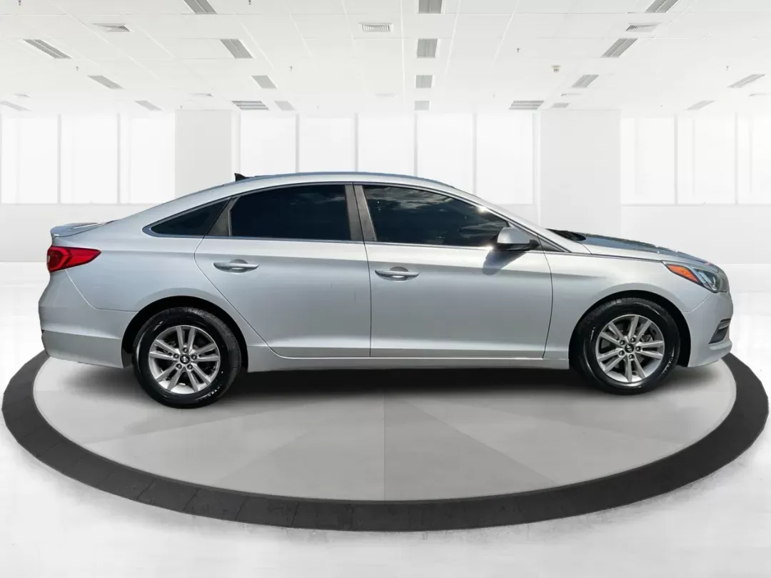 2015 Hyundai Sonata SE (5NPE24AF0FH) with an 2.4L I-4 gasoline direct injection engine, located at 8750 N County Rd 25A, Piqua, OH, 45356, (937) 908-9800, 40.164391, -84.232513 - Photo#1