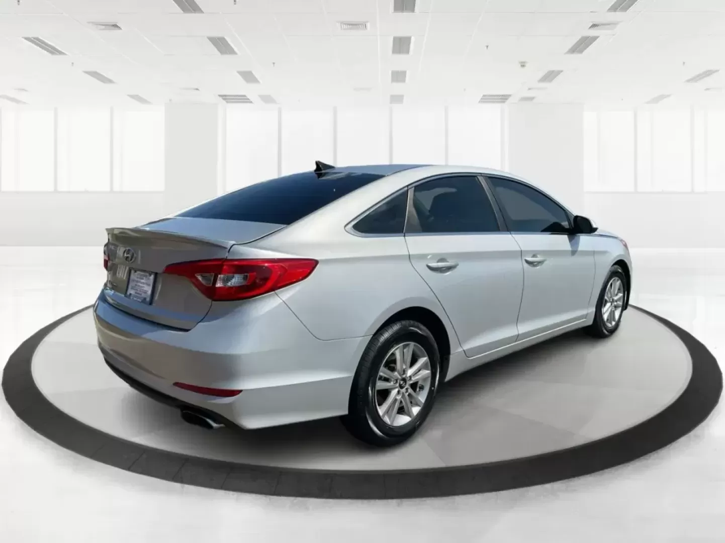 2015 Hyundai Sonata SE (5NPE24AF0FH) with an 2.4L I-4 gasoline direct injection engine, located at 8750 N County Rd 25A, Piqua, OH, 45356, (937) 908-9800, 40.164391, -84.232513 - **Discover Your Next Adventure with the 2015 Hyundai Sonata SE at Advantage Car and Credit!**<br /> <br /> Are you in search of a reliable sedan that effortlessly balances comfort, style, and functionality? Look no further than the 2015 Hyundai Sonata SE, available now at Advantage Car and Credit in - Photo#2