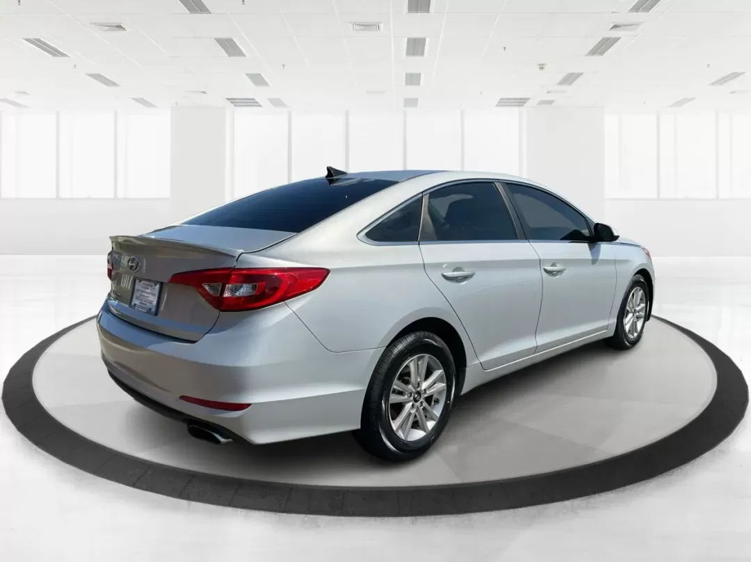 2015 Hyundai Sonata SE (5NPE24AF0FH) with an 2.4L I-4 gasoline direct injection engine, located at 8750 N County Rd 25A, Piqua, OH, 45356, (937) 908-9800, 40.164391, -84.232513 - Photo#2