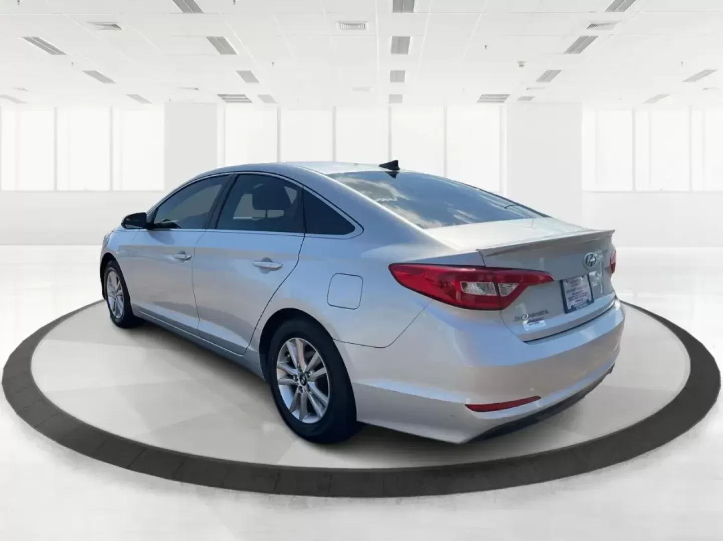 2015 Hyundai Sonata SE (5NPE24AF0FH) with an 2.4L I-4 gasoline direct injection engine, located at 8750 N County Rd 25A, Piqua, OH, 45356, (937) 908-9800, 40.164391, -84.232513 - **Discover Your Next Adventure with the 2015 Hyundai Sonata SE at Advantage Car and Credit!**<br /> <br /> Are you in search of a reliable sedan that effortlessly balances comfort, style, and functionality? Look no further than the 2015 Hyundai Sonata SE, available now at Advantage Car and Credit in - Photo#4
