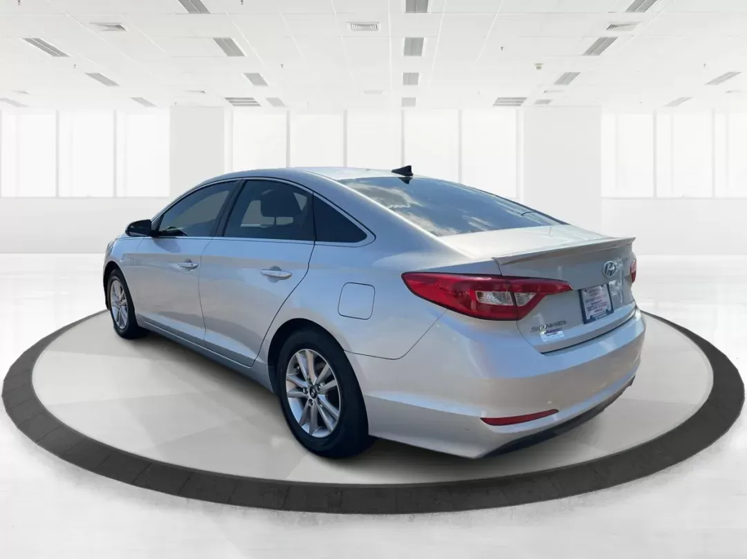 2015 Hyundai Sonata SE (5NPE24AF0FH) with an 2.4L I-4 gasoline direct injection engine, located at 8750 N County Rd 25A, Piqua, OH, 45356, (937) 908-9800, 40.164391, -84.232513 - Photo#4