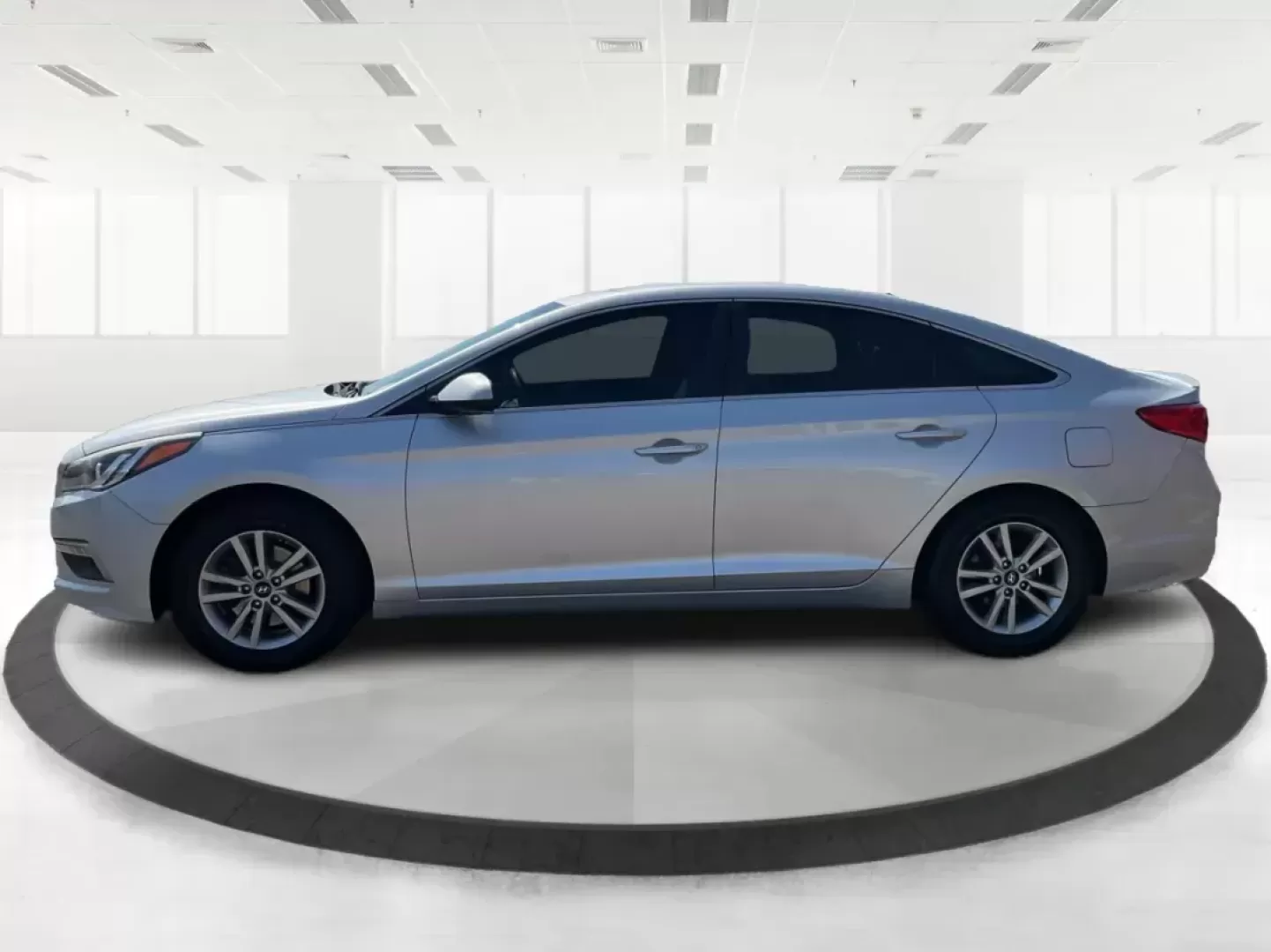 2015 Hyundai Sonata SE (5NPE24AF0FH) with an 2.4L I-4 gasoline direct injection engine, located at 8750 N County Rd 25A, Piqua, OH, 45356, (937) 908-9800, 40.164391, -84.232513 - **Discover Your Next Adventure with the 2015 Hyundai Sonata SE at Advantage Car and Credit!**<br /> <br /> Are you in search of a reliable sedan that effortlessly balances comfort, style, and functionality? Look no further than the 2015 Hyundai Sonata SE, available now at Advantage Car and Credit in - Photo#5