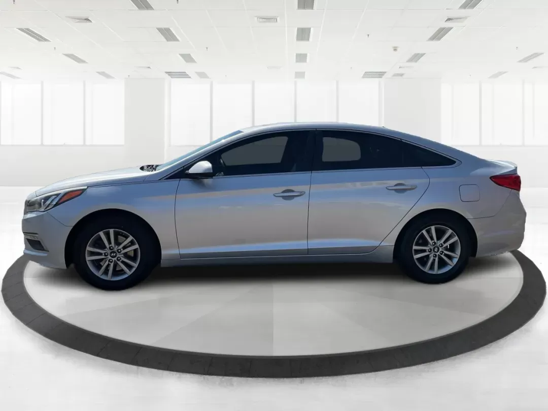 2015 Hyundai Sonata SE (5NPE24AF0FH) with an 2.4L I-4 gasoline direct injection engine, located at 8750 N County Rd 25A, Piqua, OH, 45356, (937) 908-9800, 40.164391, -84.232513 - Photo#5