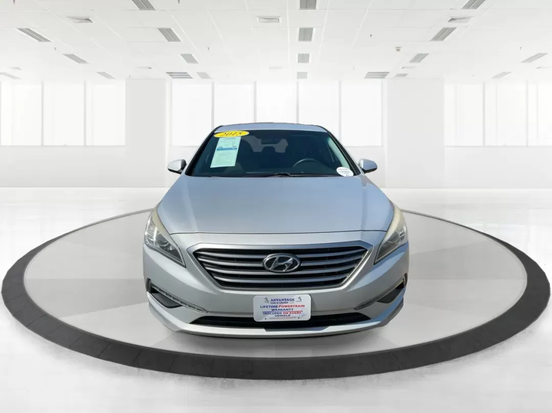 2015 Hyundai Sonata SE (5NPE24AF0FH) with an 2.4L I-4 gasoline direct injection engine, located at 8750 N County Rd 25A, Piqua, OH, 45356, (937) 908-9800, 40.164391, -84.232513 - Photo#6