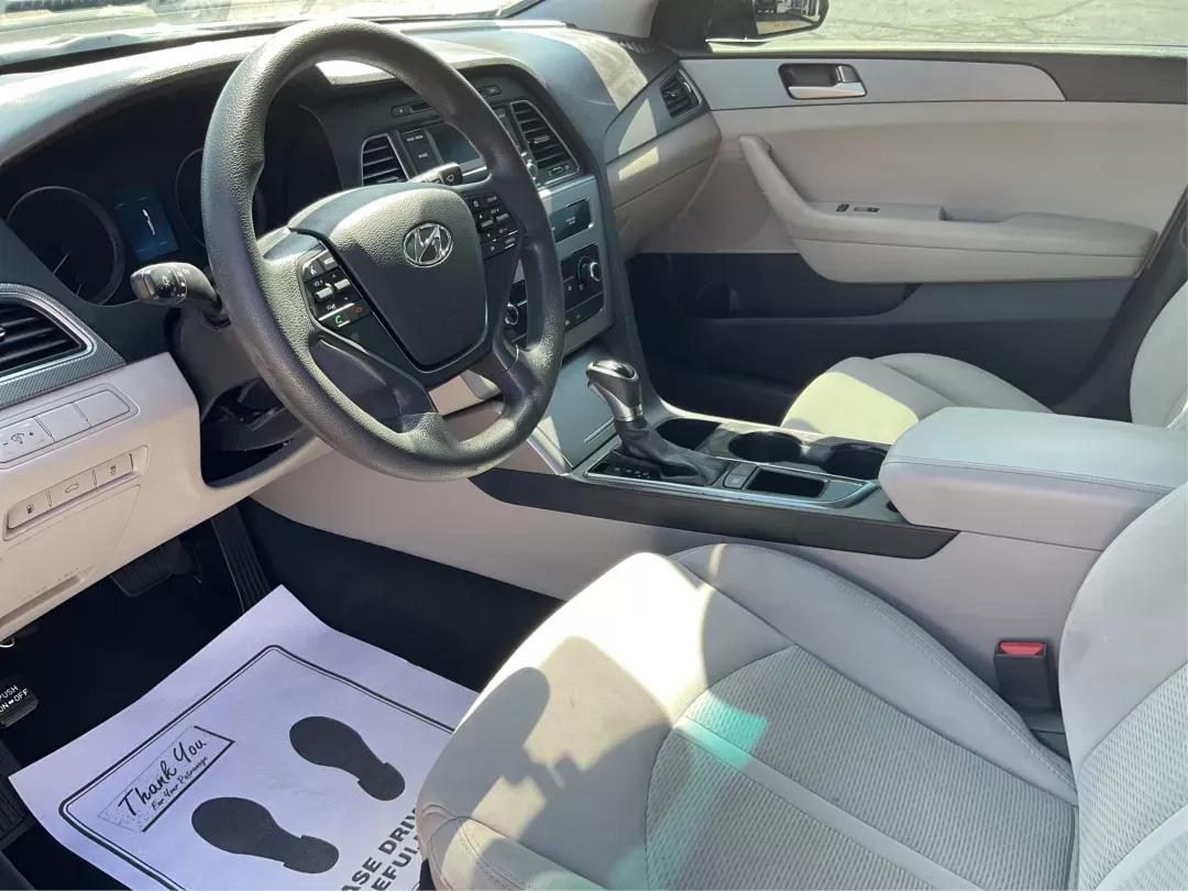 2015 Hyundai Sonata SE (5NPE24AF0FH) with an 2.4L I-4 gasoline direct injection engine, located at 8750 N County Rd 25A, Piqua, OH, 45356, (937) 908-9800, 40.164391, -84.232513 - Photo#8
