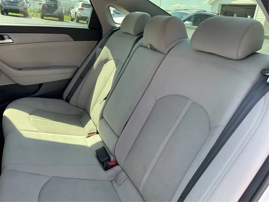 2015 Hyundai Sonata SE (5NPE24AF0FH) with an 2.4L I-4 gasoline direct injection engine, located at 8750 N County Rd 25A, Piqua, OH, 45356, (937) 908-9800, 40.164391, -84.232513 - Photo#9