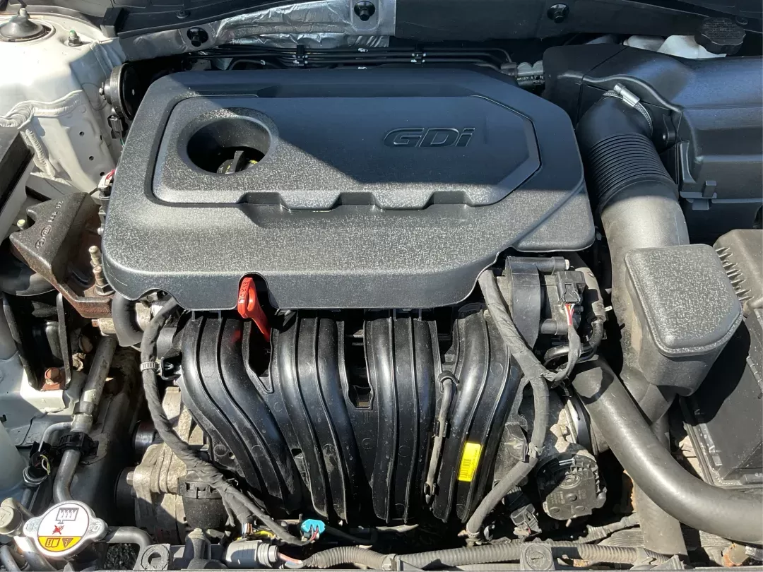 2015 Hyundai Sonata SE (5NPE24AF0FH) with an 2.4L I-4 gasoline direct injection engine, located at 8750 N County Rd 25A, Piqua, OH, 45356, (937) 908-9800, 40.164391, -84.232513 - Photo#10