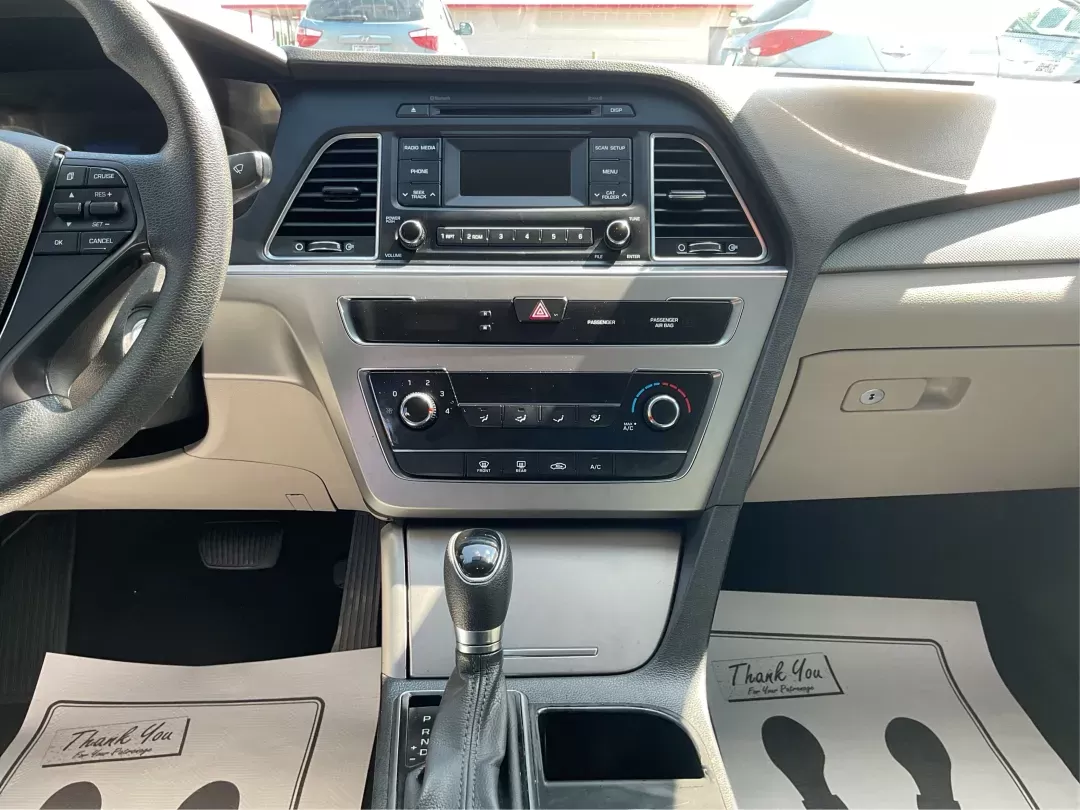 2015 Hyundai Sonata SE (5NPE24AF0FH) with an 2.4L I-4 gasoline direct injection engine, located at 8750 N County Rd 25A, Piqua, OH, 45356, (937) 908-9800, 40.164391, -84.232513 - Photo#12